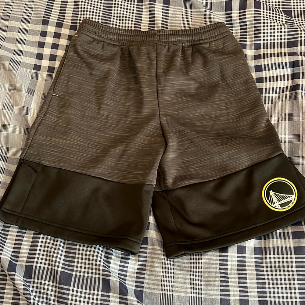 Boys SZ M (10-12) NBA GOLDEN STATE WARRIORS fleece lined shorts with pockets
